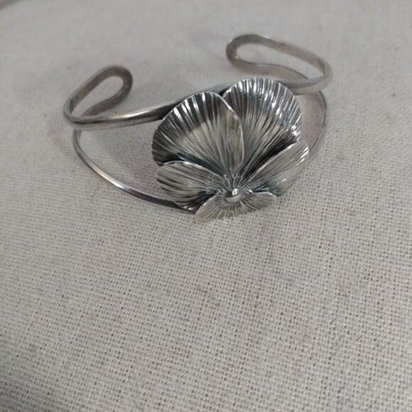 Stuart Nye: Vintage open cuff flower bracelet Marked sterling, patent 2.215 - Picture 1 of 5